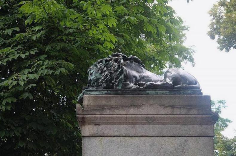 pomnik spiacego lwa w Legnicy